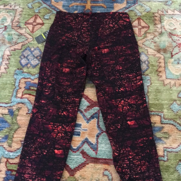 Old Navy Active Go-dry leggings red graphic print - Picture 4 of 4